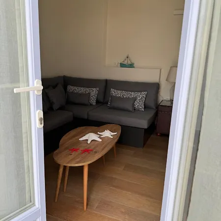 Thetis Deluxe Apartment *